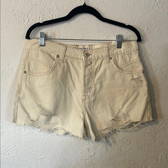 WE THE FREE PEOPLE Women's Cream Distressed Denim Shorts - Picture 1 of 8